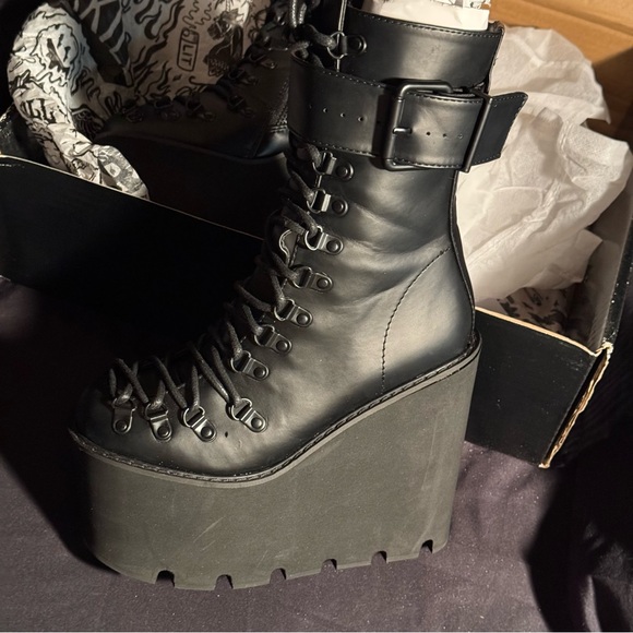 BLACK TRAITOR BOOTS - NEW IN BOX - Picture 4 of 5